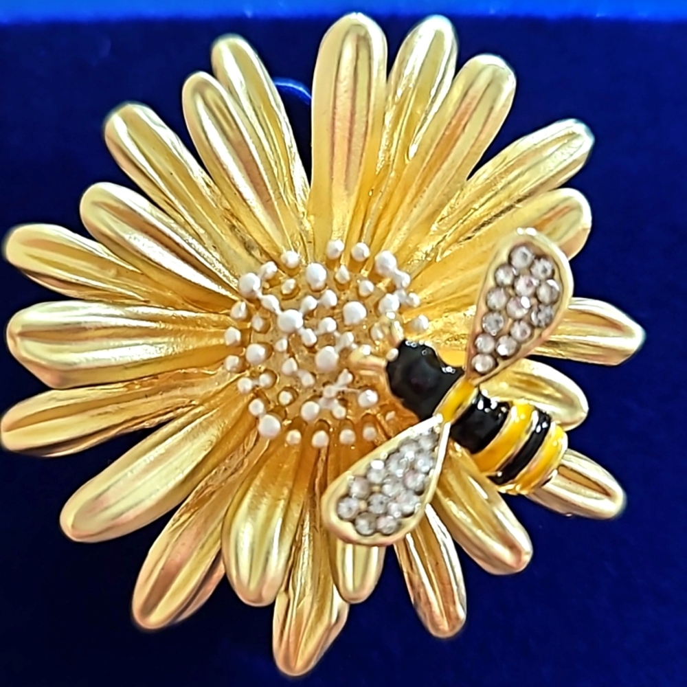 Flower and 🐝 bee brooch
